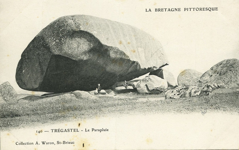Carte postale ancienne Trégastel - Rocher le parapluie à Trégastel