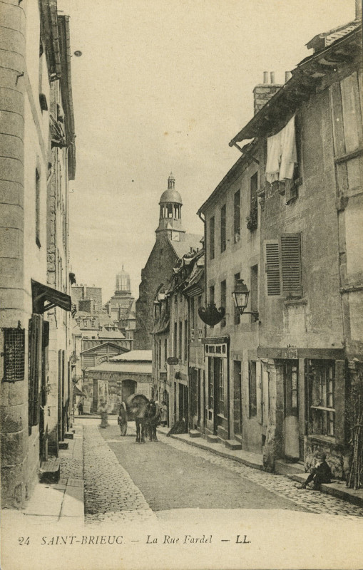Carte postale ancienne Saint-Brieuc - Vieilles maisons de la rue Fardel et hôtel des ducs de Bretagne à Saint-Brieuc