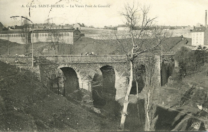 Carte postale ancienne Saint-Brieuc - Vieux pont de Gouédic à Saint-Brieuc