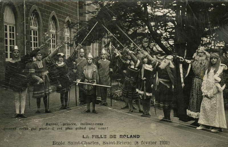 Carte postale ancienne Saint-Brieuc - Ecole Saint-Charles la fille de Roland 8 février 1931 à Saint-Brieuc
