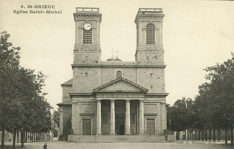 Carte postale ancienne Saint-Brieuc - Eglise Saint-Michel à Saint-Brieuc