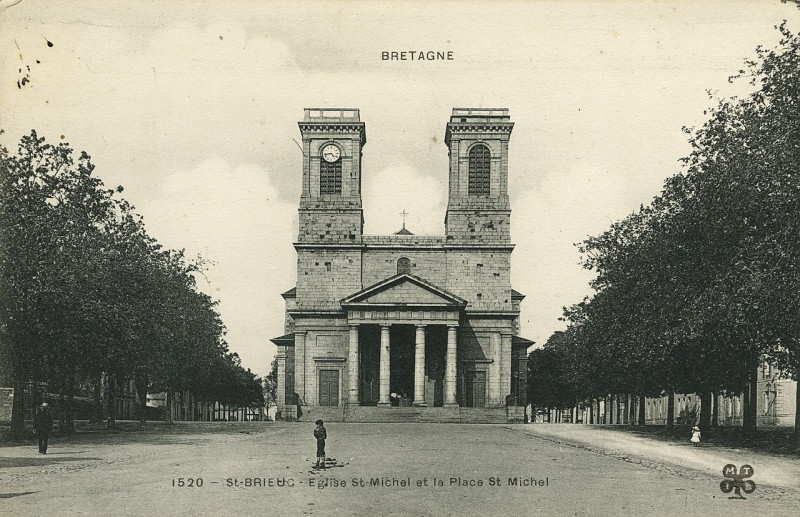 Carte postale ancienne Saint-Brieuc - Eglise Saint-Michel et place Saint-Michel à Saint-Brieuc