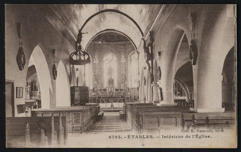 Carte postale ancienne Etables-sur-Mer - Intérieur de l'église à Binic-Étables-sur-Mer