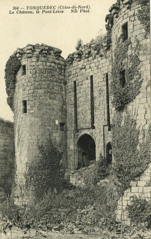 Carte postale ancienne Tonquédec - Château et pont levis à Tonquédec