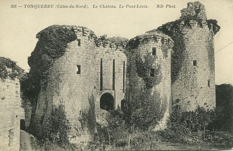 Carte postale ancienne Tonquedec-Le Chateau le Pont Levis à Tonquédec