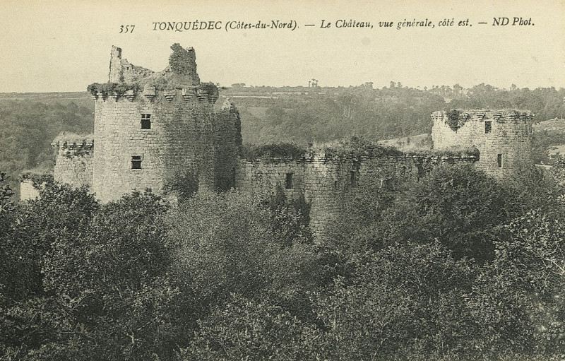 Carte postale ancienne Tonquédec - Château vue générale côté est à Tonquédec