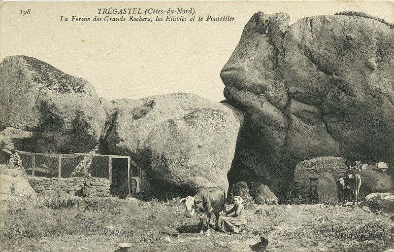 Carte postale ancienne Trégastel - Ferme des Grands Rochers étables et poulailler à Trégastel