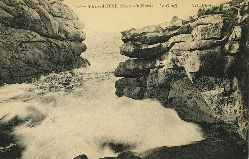 Carte postale ancienne Trégastel - Gouffre à Trégastel