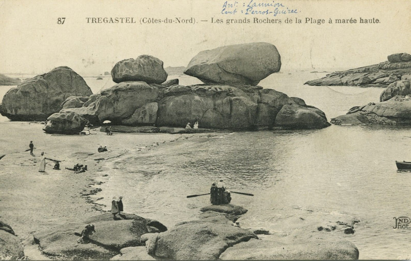 Carte postale ancienne Trégastel - Grands rochers de la plage à marée haute à Trégastel