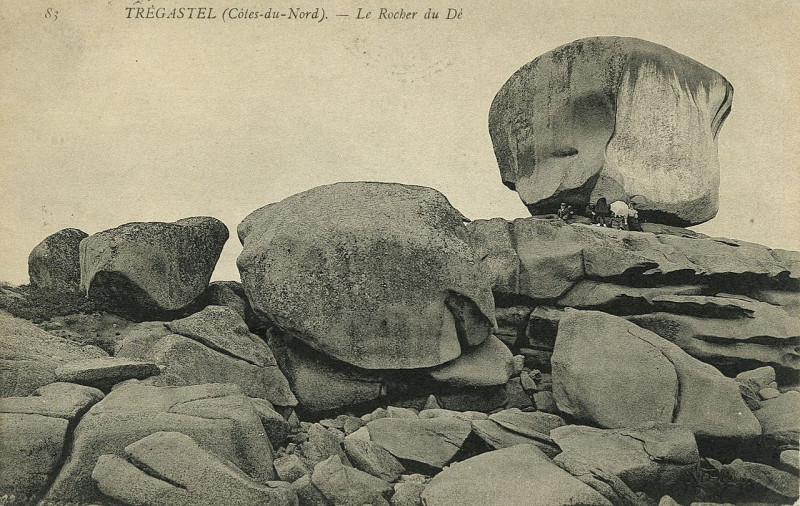 Carte postale ancienne Trégastel - Rocher du Dé à Trégastel