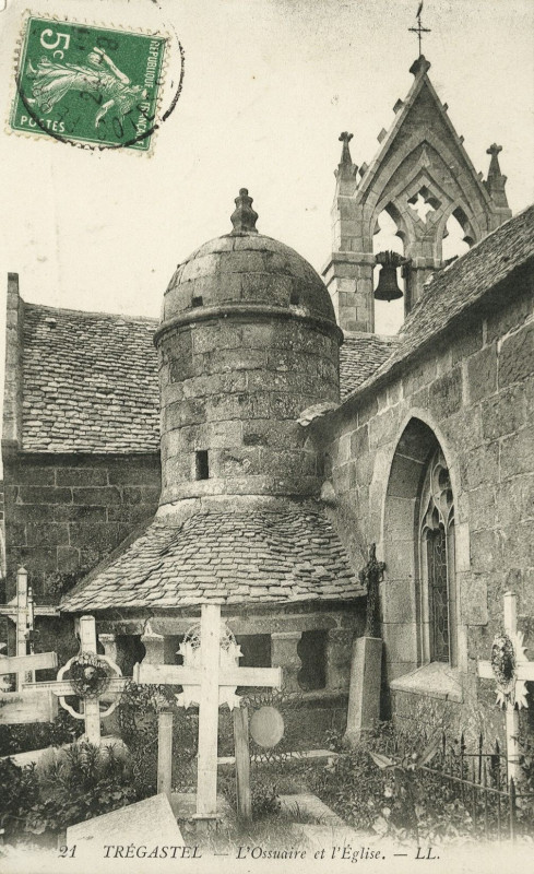 Carte postale ancienne Trégastel - Ossuaire et église à Trégastel