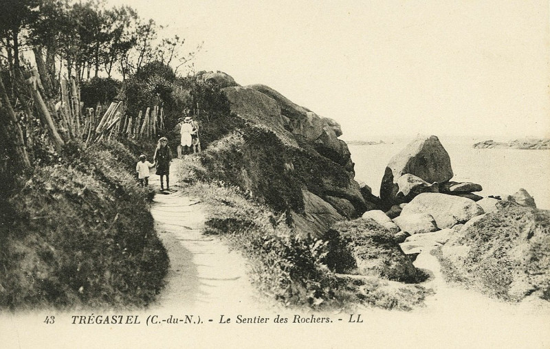 Carte postale ancienne Trégastel - Sentier des rochers à Trégastel