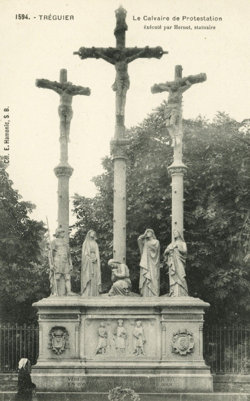 Carte postale ancienne Treguier Le Calvaire de Protestatioin Execute par Hernot à Tréguier