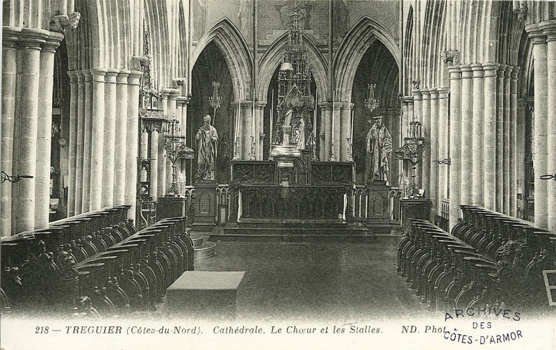 Carte postale ancienne Tréguier - Cathédrale choeur et stalles à Tréguier