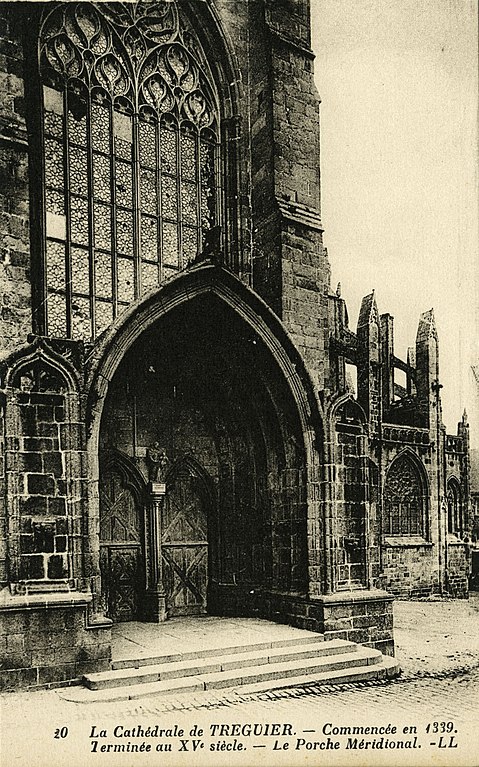 Carte postale ancienne Tréguier - Cathédrale Le Porche Méridional à Tréguier