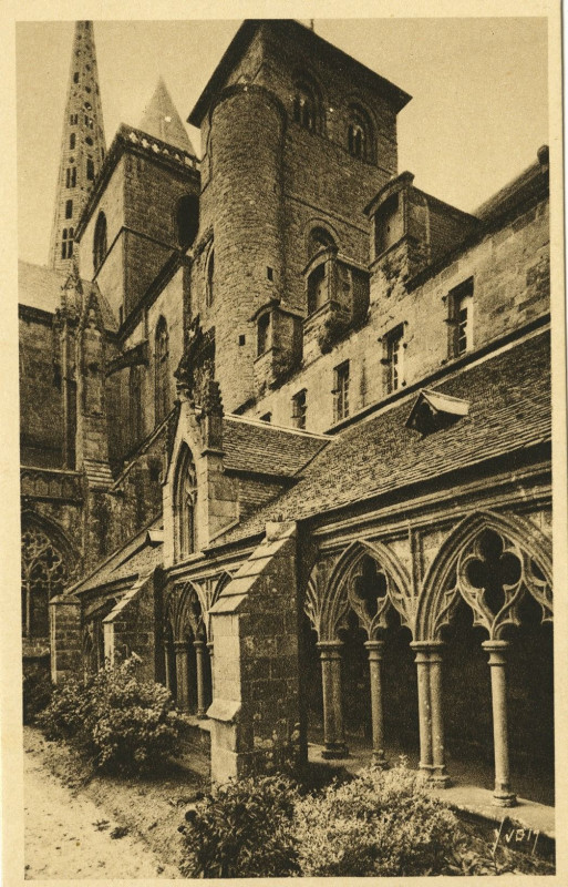 Carte postale ancienne Tréguier - Cathédrale tour d'Hastings et galerie du cloître à Tréguier