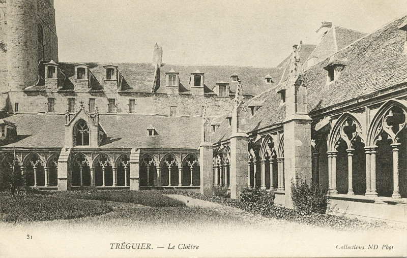 Carte postale ancienne Tréguier - Cloître à Tréguier