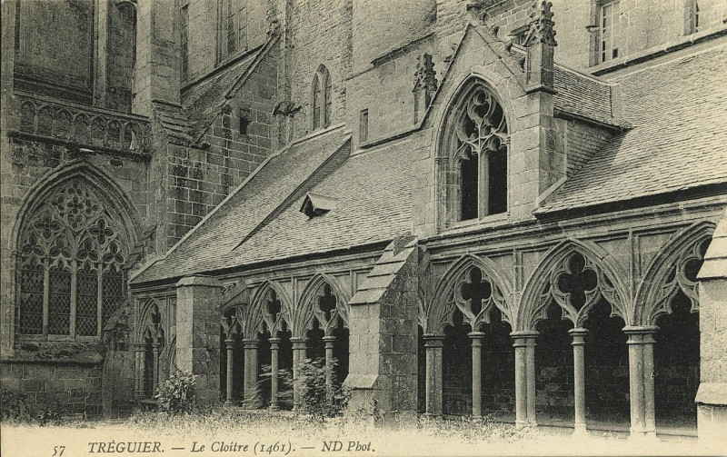 Carte postale ancienne Tréguier - Cloître à Tréguier