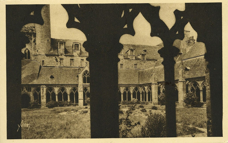 Carte postale ancienne Tréguier - Cloître 1461 à Tréguier