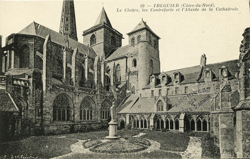 Carte postale ancienne Tréguier - Cloître contreforts et abside de la cathédrale à Tréguier
