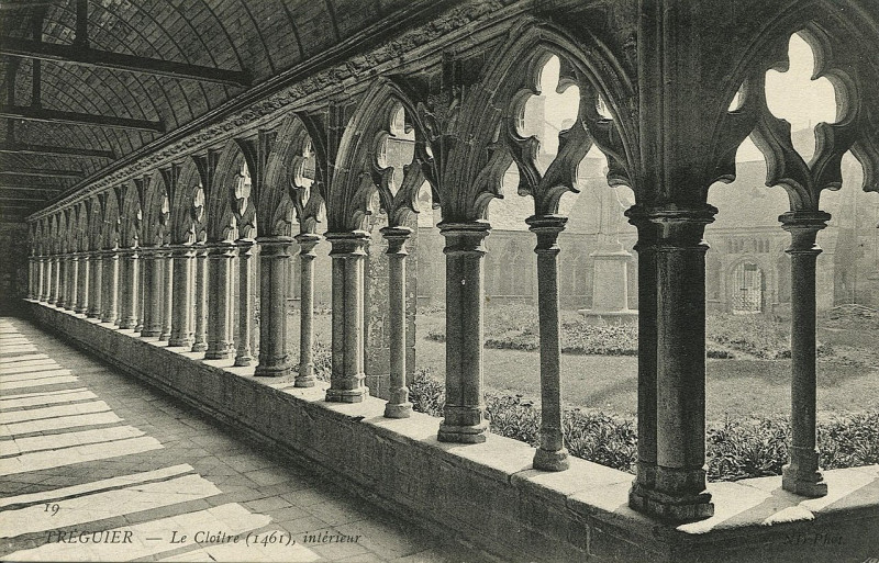 Carte postale ancienne Tréguier - Cloître de 1461 intérieur à Tréguier