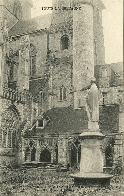 Carte postale ancienne Tréguier - Cloître et la tour Hasting à Tréguier