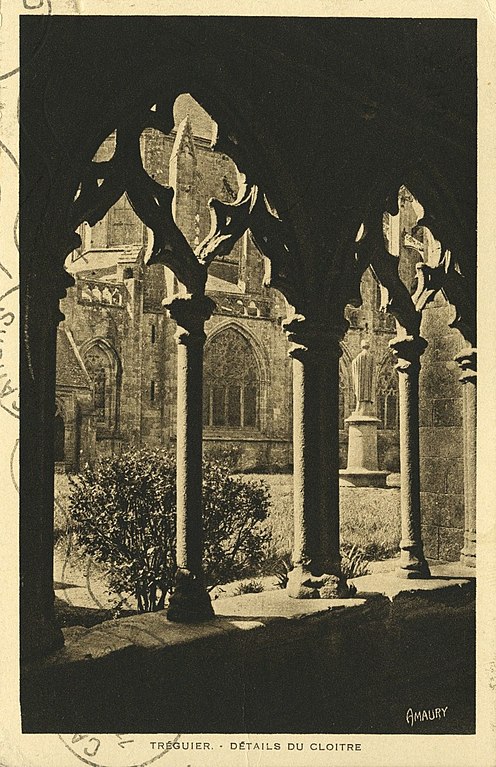 Carte postale ancienne Tréguier - Détails du Cloître à Tréguier