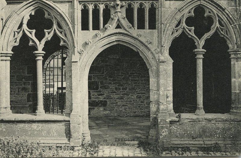 Carte postale ancienne Tréguier - Entrée du Cloître à Tréguier