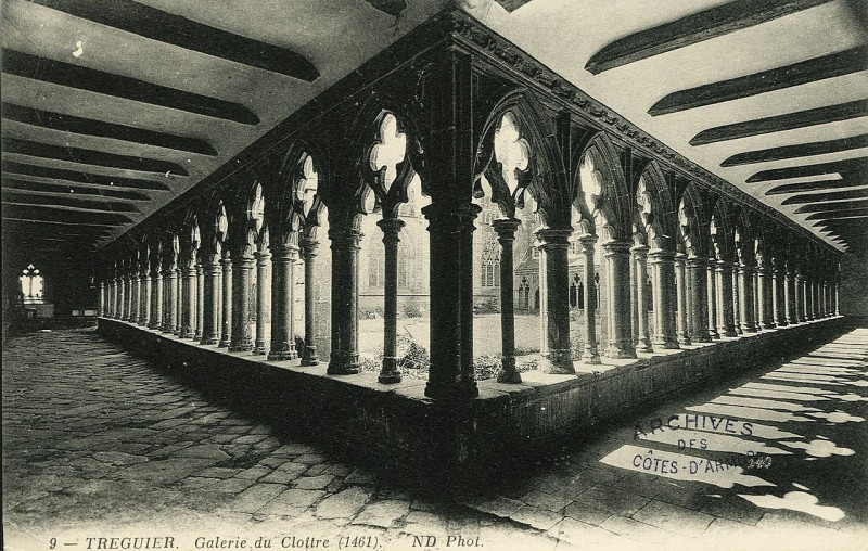 Carte postale ancienne Tréguier - Galerie du cloître à Tréguier