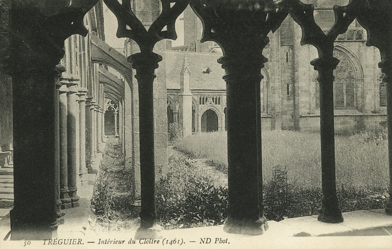 Carte postale ancienne Tréguier - Intérieur du Cloître 1461 à Tréguier