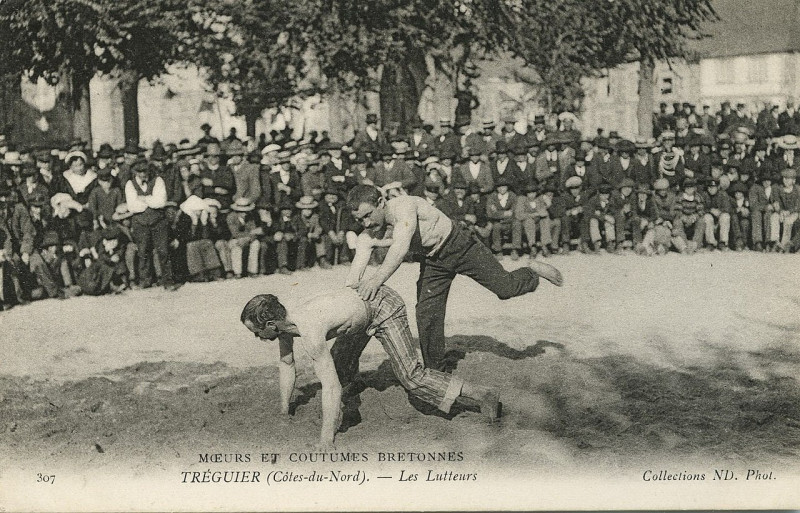 Carte postale ancienne Tréguier - Lutteurs à Tréguier