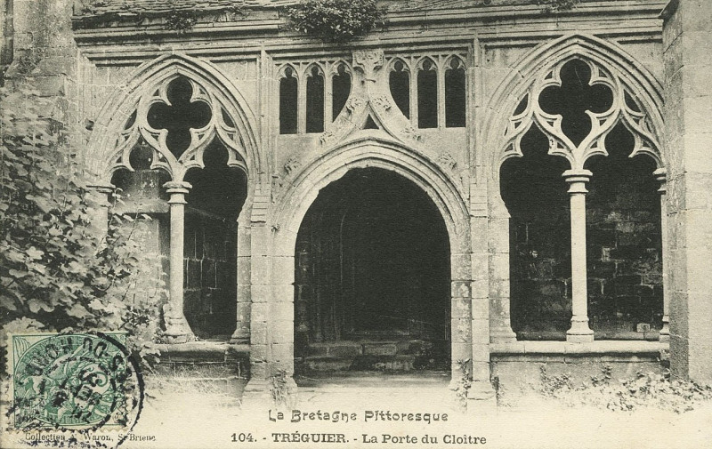 Carte postale ancienne Tréguier - Porte du cloître à Tréguier