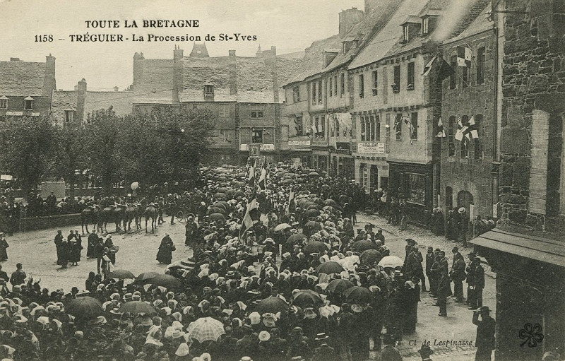 Carte postale ancienne Tréguier - Procession de Saint-Yves à Tréguier