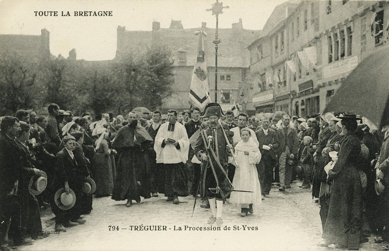 Carte postale ancienne Tréguier - Procession de St-Yves à Tréguier