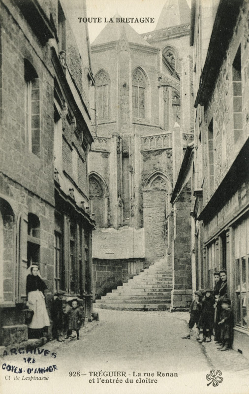 Carte postale ancienne Tréguier - Rue Renan et entrée du cloître à Tréguier