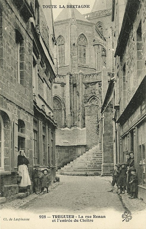 Carte postale ancienne Tréguier - Rue Renan et l'entrée du Cloître à Tréguier