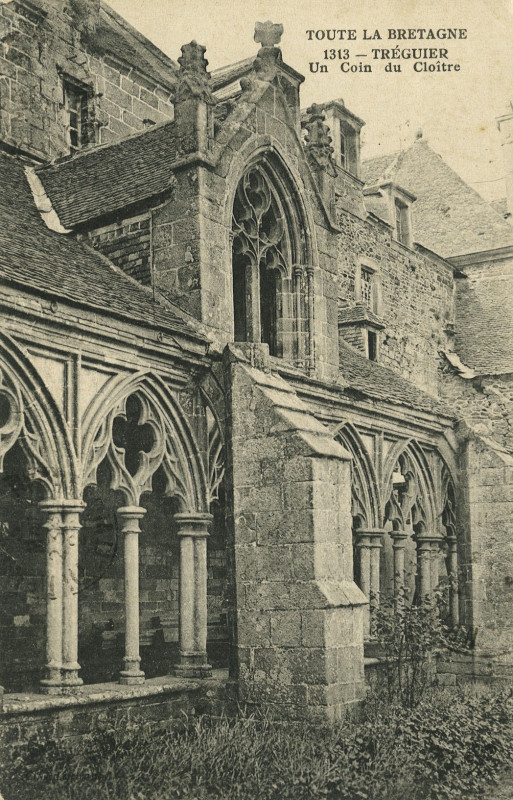 Carte postale ancienne Tréguier - Un coin du Cloître à Tréguier