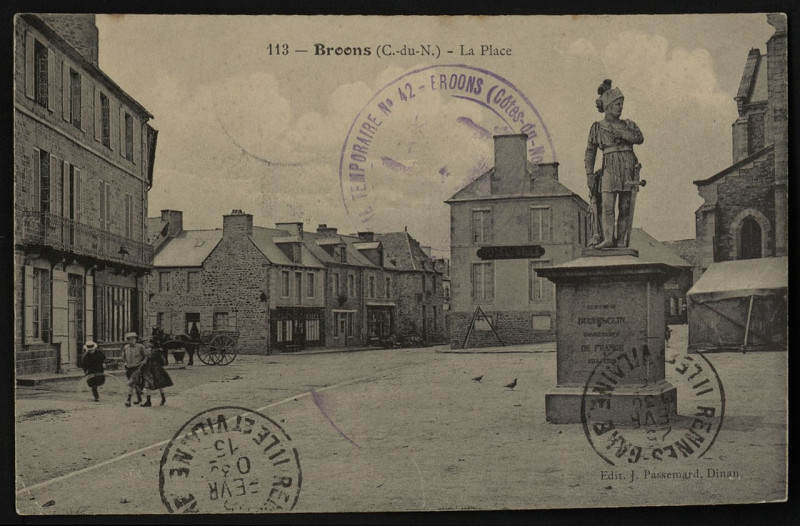 Carte postale ancienne Broons - Place à Broons