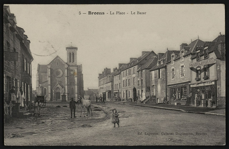 Carte postale ancienne Broons - Place et bazar à Broons