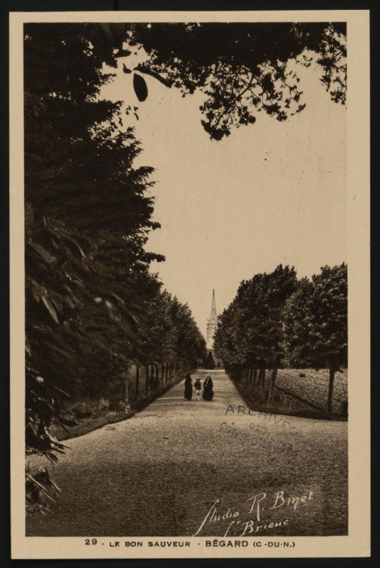Carte postale ancienne Bégard - Bon Sauveur Allée du Sacré-Coeur à Bégard