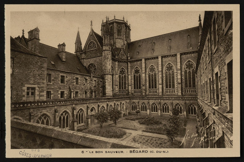 Carte postale ancienne Bégard - Bon Sauveur chapelle cloître et jardin intérieur à Bégard