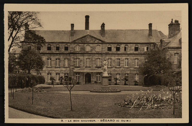 Carte postale ancienne Bégard - Bon Sauveur cour d'honneur et communauté à Bégard
