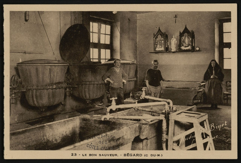 Carte postale ancienne Bégard - Bon Sauveur Cuisine des porcs à Bégard