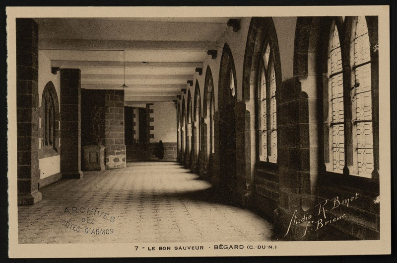 Carte postale ancienne Bégard - Bon Sauveur Le cloître Saint-Michel à Bégard