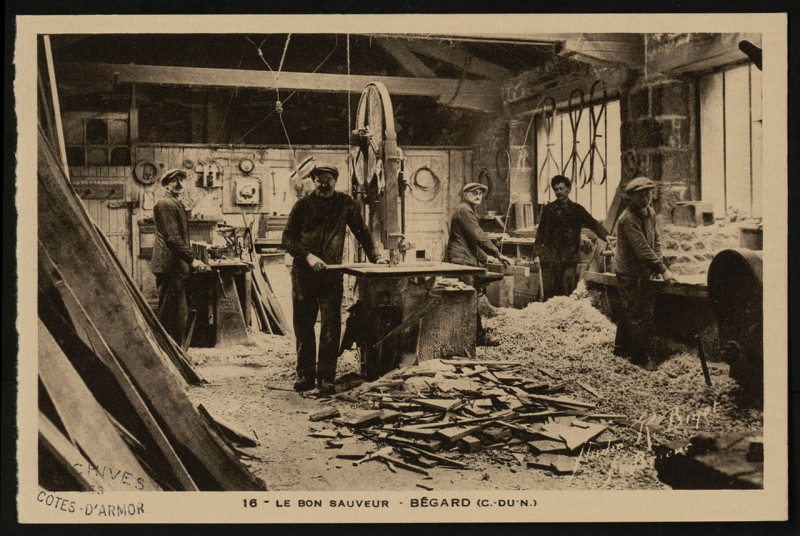 Carte postale ancienne Bégard - Bon Sauveur Menuiserie mécanique à Bégard