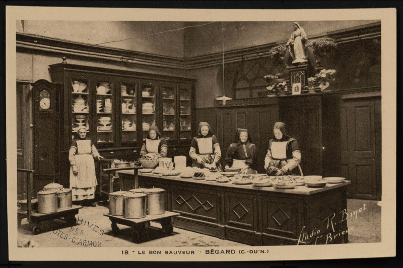 Carte postale ancienne Bégard - Bon Sauveur Préparation des plats à Bégard