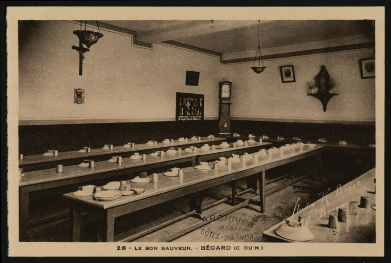 Carte postale ancienne Bégard - Bon Sauveur réfectoire de l'ouvroir à Bégard