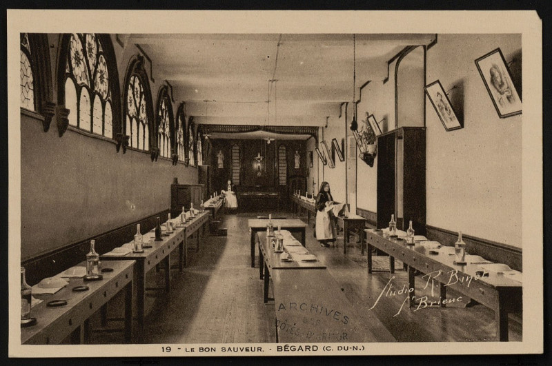 Carte postale ancienne Bégard - Bon Sauveur Réfectoire des religieuses à Bégard