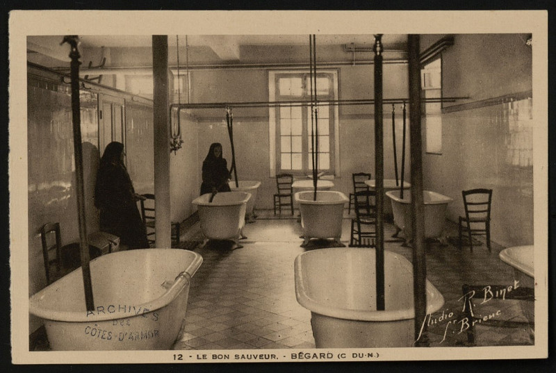 Carte postale ancienne Bégard - Bon Sauveur Une salle de bains à Bégard