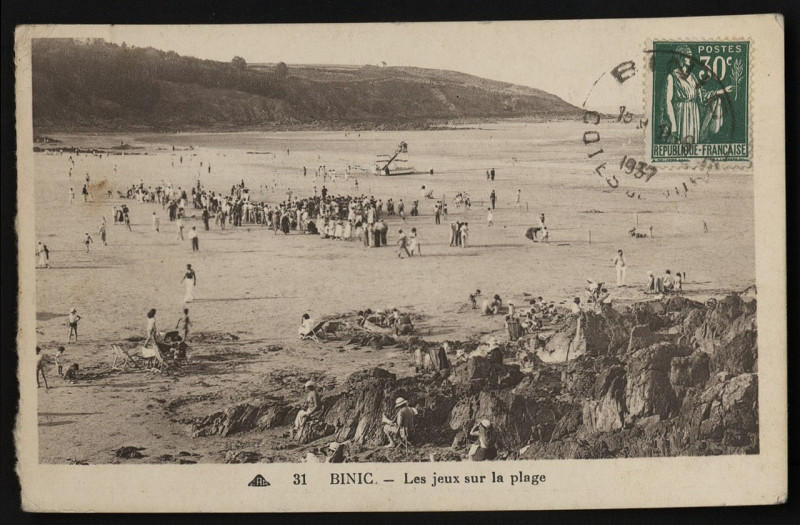 Carte postale ancienne Binic - Jeux sur la plage à Binic-Étables-sur-Mer